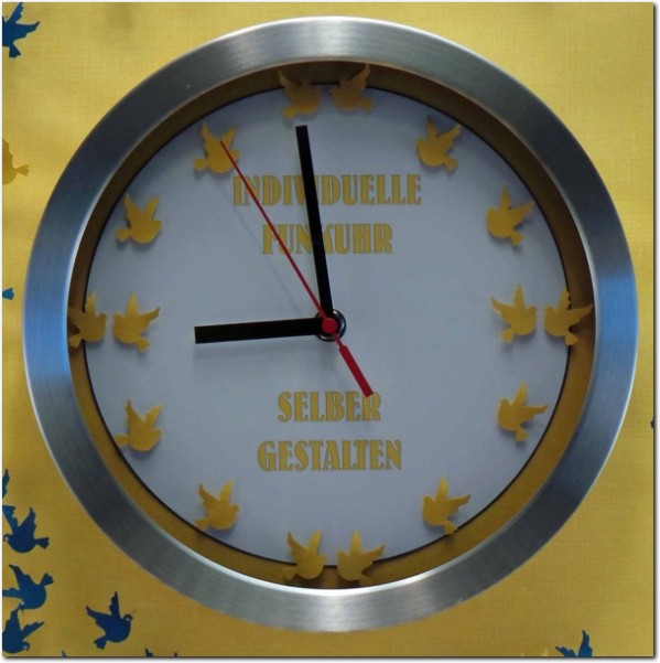 Mit einem Hebel Motivstanzer gestaltete Funkuhr.