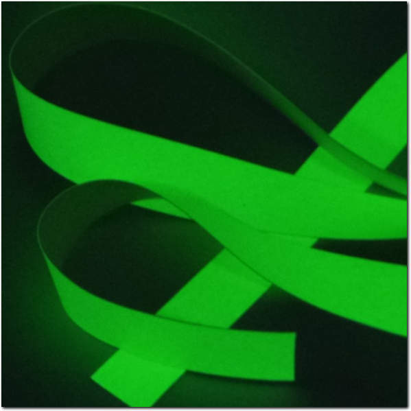 Mit Nachleuchtfarbe beschichtetes Nachleuchtband aus reissfestem Gewebe.