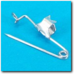 Silberfarbene Broschennadel mit Klammer, 22 mm.