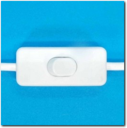 Weisses Stromkabel mit Schalter und Stecker.