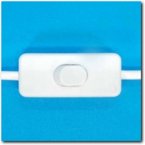 Weisses Stromkabel mit Schalter und Stecker.