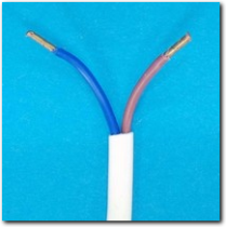 Weisses Stromkabel mit 2 Litzendrähte zum anschliessen.