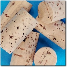 Hellbraune zylinderförmige Korkzapfen.