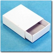 Kleine Schiebeschachteln aus weissem Karton.