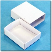 Kleine Schiebeschachteln aus weissem Karton.