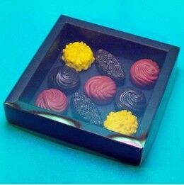 9er Pralinen Verpackung schwarz doppelwandig mit transparentem Deckel.