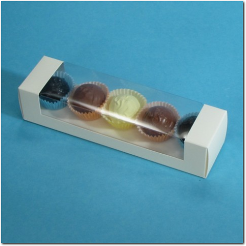 Klarsichtfenster Pralinenschachtel mit verpackten Pralinen.