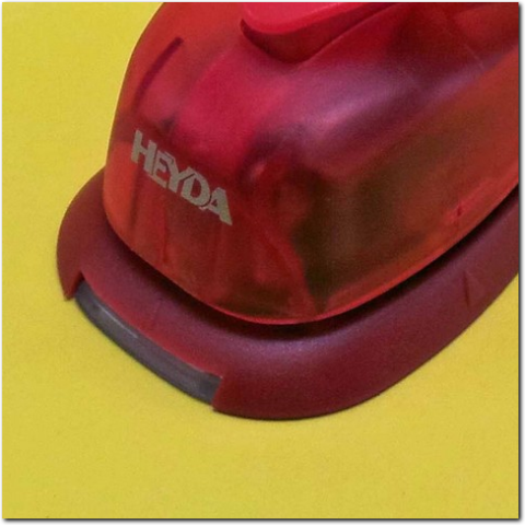 Markierungen für genaues plazieren des Tauben Stanzwerkzeuges.