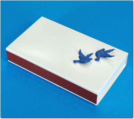 Mit Schmetterlingen dekorierte Zündholzschachtel.