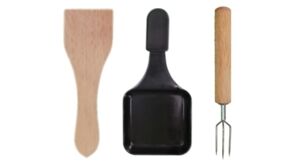 Raclettepfanne mit Holzschaber und Kartoffelspiess.