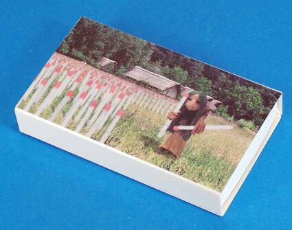 Streichholzschachtel mit Zündholzfarm Motiv.