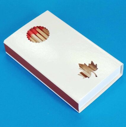 Zündholzschachtel mit ausgestanztem Blatt Motiv.