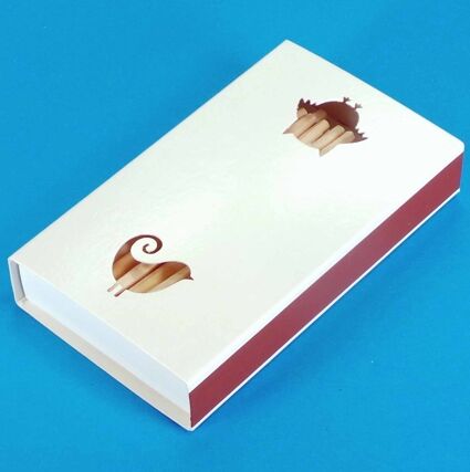 Streichholzschachtel mit ausgestanztem Vogel Motiv.