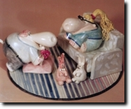 Keramik Nilpferd Figur Anastasia als Heiratsantrag modelliert.