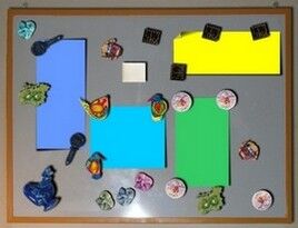 Magnetpinnwand mit individuell gestalteten Magnetpins.